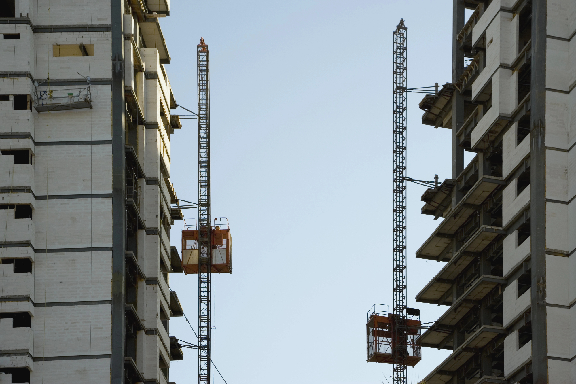 Dvigalo za gradnjo je eden tistih strojev, ki ti da občutek, da je gradbeni proces pod nadzorom